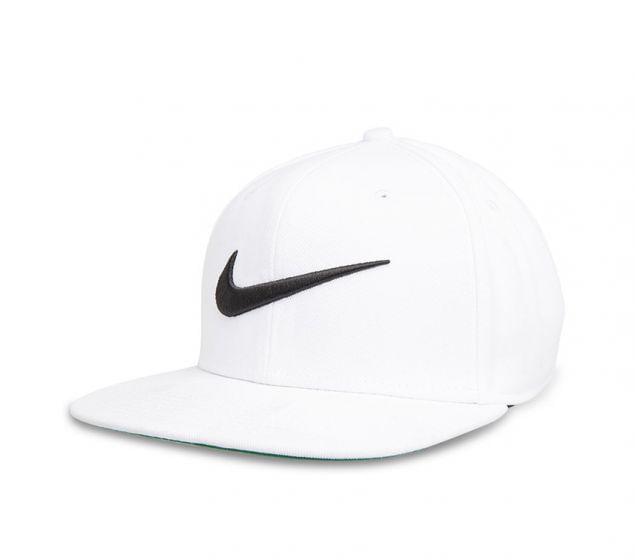 The Nike Swoosh Pro Flat Snapback features an embroidered logo for style and wool construction with an adjustable closure for a comfortable fit.NIKE | SWOOSH PRO FLAT PEAK CAP