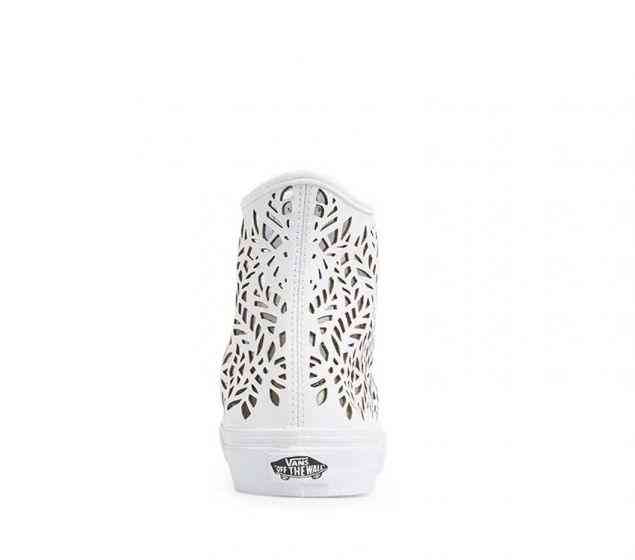 The Vans Cut Out Sk8-Hi Decon brings a twist to the iconic Vans Sk8-Hi silhouette: a new deconstructed leather high-top upper with a custom die cut design that lets VANS | SK8-HI DECON (CUTOUT)| LEAVES/WHITE