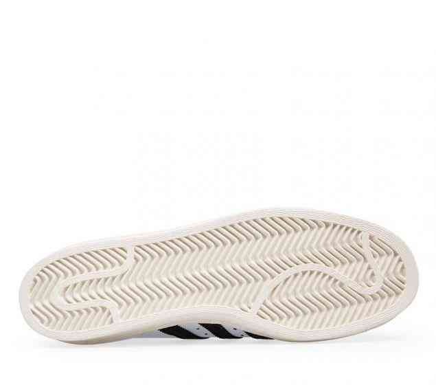 There's a shell toe for every season, and the adidas Originals Superstar 80s shoes have a full grain leather upper with a shiny badge on the tongue that makes these Originals Superstar 80s