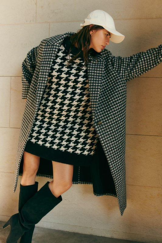 hort, relaxed-fit dress in jacquard-knit fabric with wool content. Round neckline, dropped shoulders, and long sleeves. Ribbing at neckline, cuffs, and hem.Jacquard-knit Dress