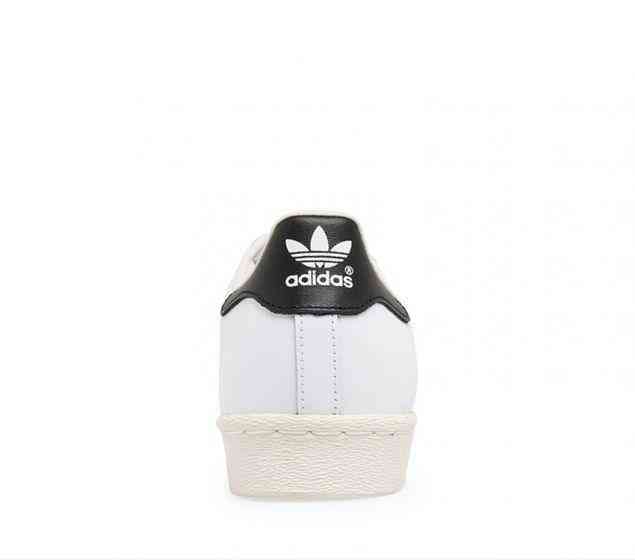 There's a shell toe for every season, and the adidas Originals Superstar 80s shoes have a full grain leather upper with a shiny badge on the tongue that makes these Originals Superstar 80s