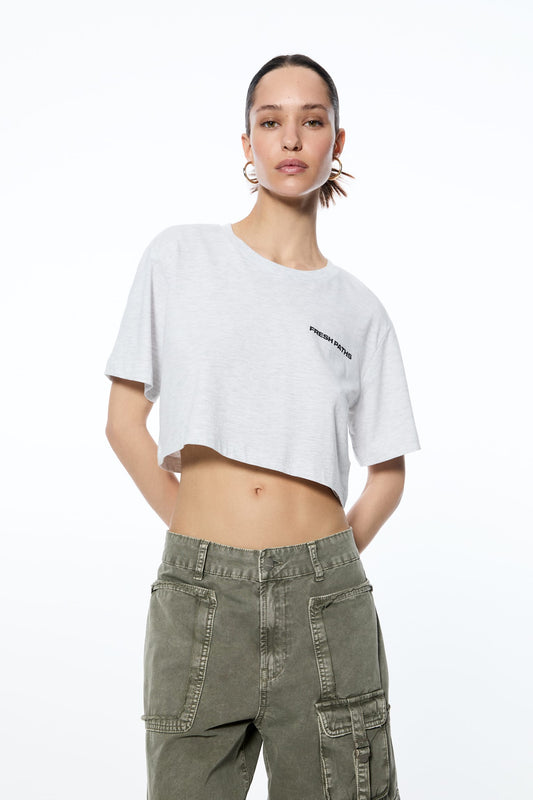 Cropped T-shirt with text - Tapita Demo Store 