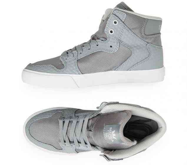 Supra introduces the Vaider. A stylishly designed high top upper on a vulcanized sole that supplies excellent traction and board feel. A padded collar and tongue linSUPRA | MENS VAIDER