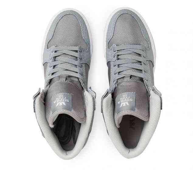 Supra introduces the Vaider. A stylishly designed high top upper on a vulcanized sole that supplies excellent traction and board feel. A padded collar and tongue linSUPRA | MENS VAIDER