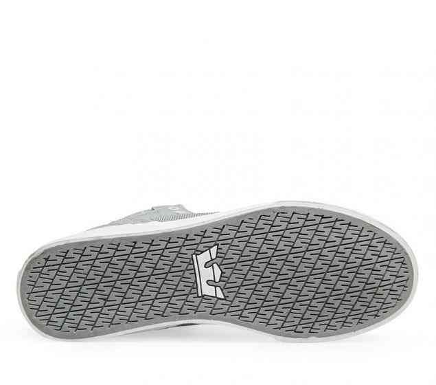 Supra introduces the Vaider. A stylishly designed high top upper on a vulcanized sole that supplies excellent traction and board feel. A padded collar and tongue linSUPRA | MENS VAIDER