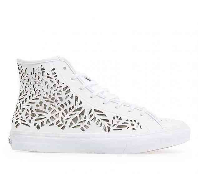 The Vans Cut Out Sk8-Hi Decon brings a twist to the iconic Vans Sk8-Hi silhouette: a new deconstructed leather high-top upper with a custom die cut design that lets VANS | SK8-HI DECON (CUTOUT)| LEAVES/WHITE